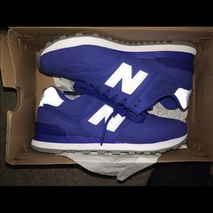 New balance royal blue tennis shoes